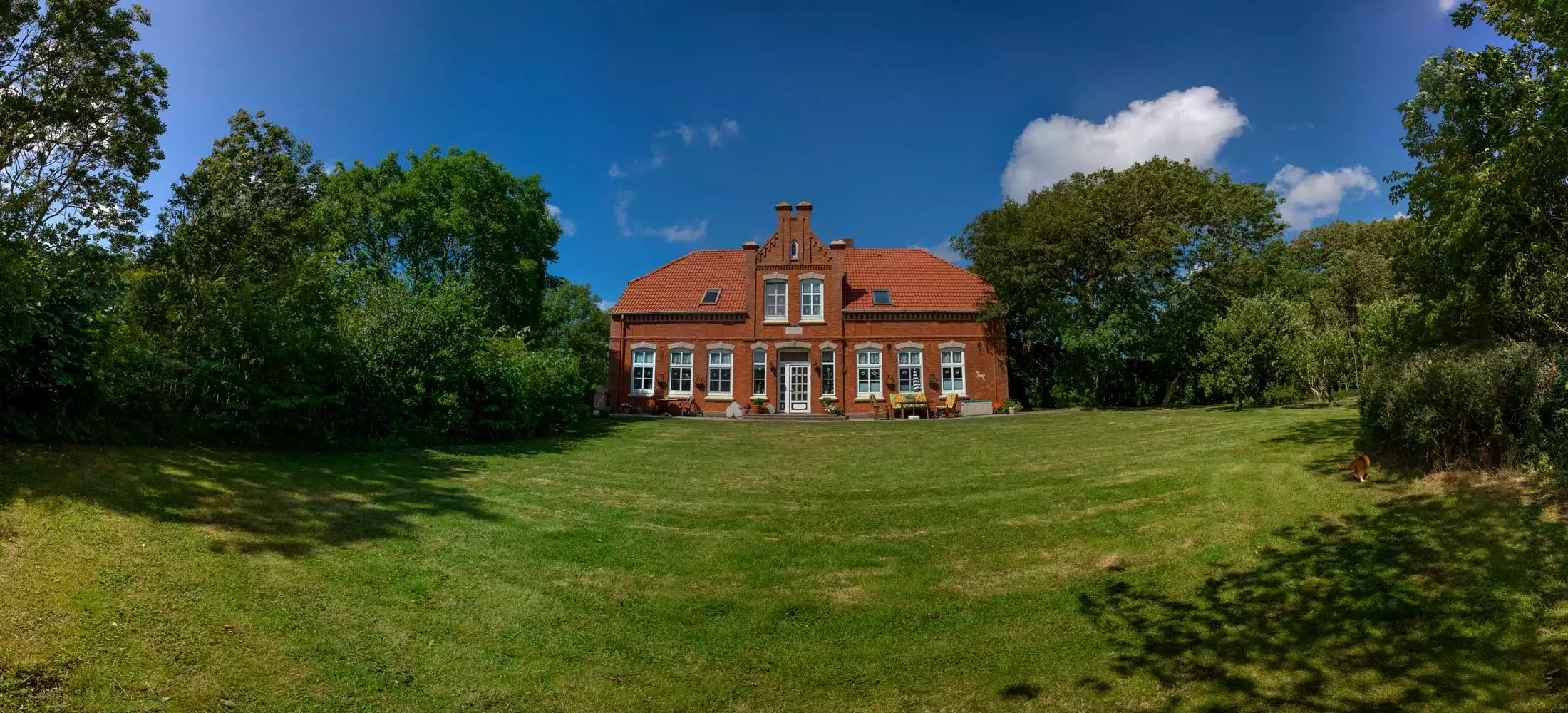 Hof am Hörn bei blauem Himmel und typischen Nordseewolken