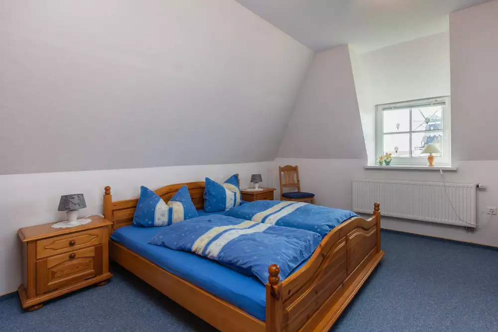 Schlafzimmer der Ferienwohnung Deichgraf mit bequemem Doppelbett