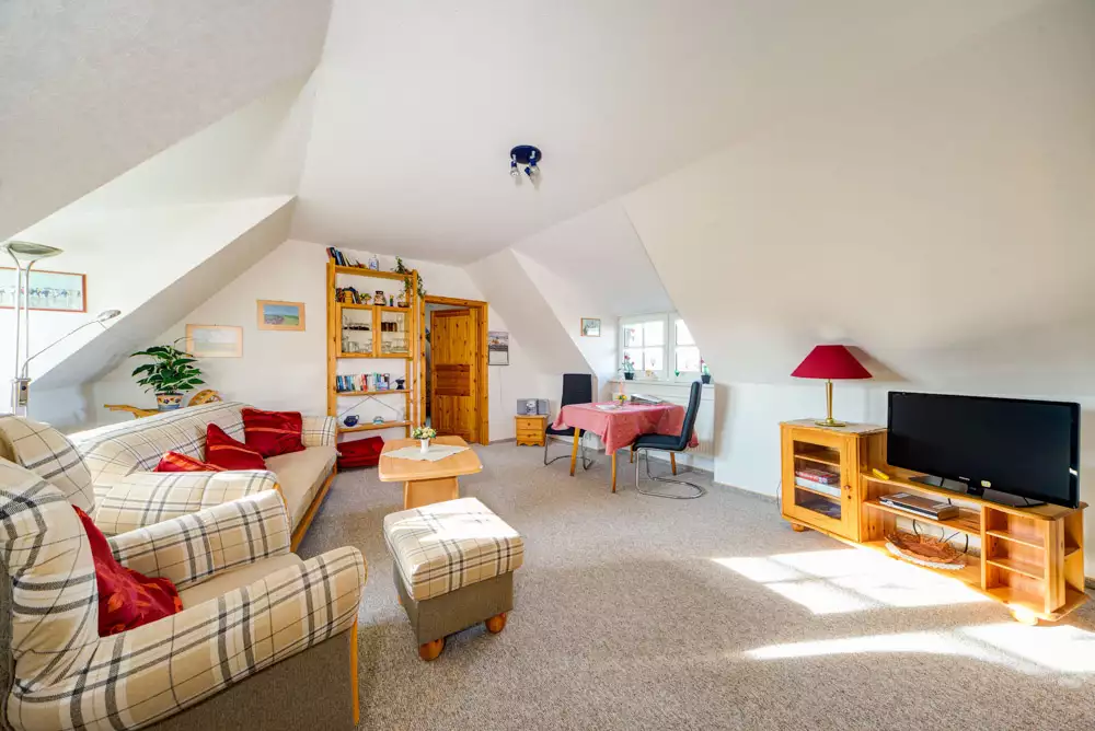 Heller Wohnraum der Ferienwohnung Deichgraf auf der Nordseeinsel Pellworm