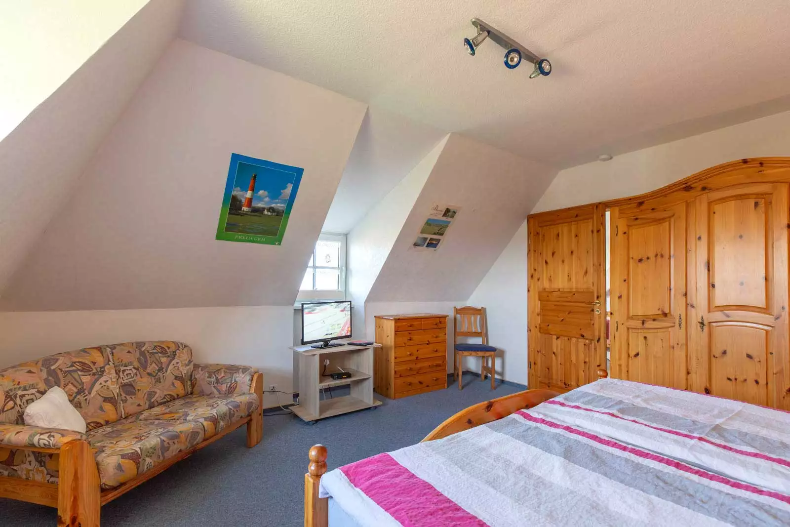 Das Schlafzimmer mit Doppelbett und zusätzlicher Couch sorgt für erholsame Urlaubstage.