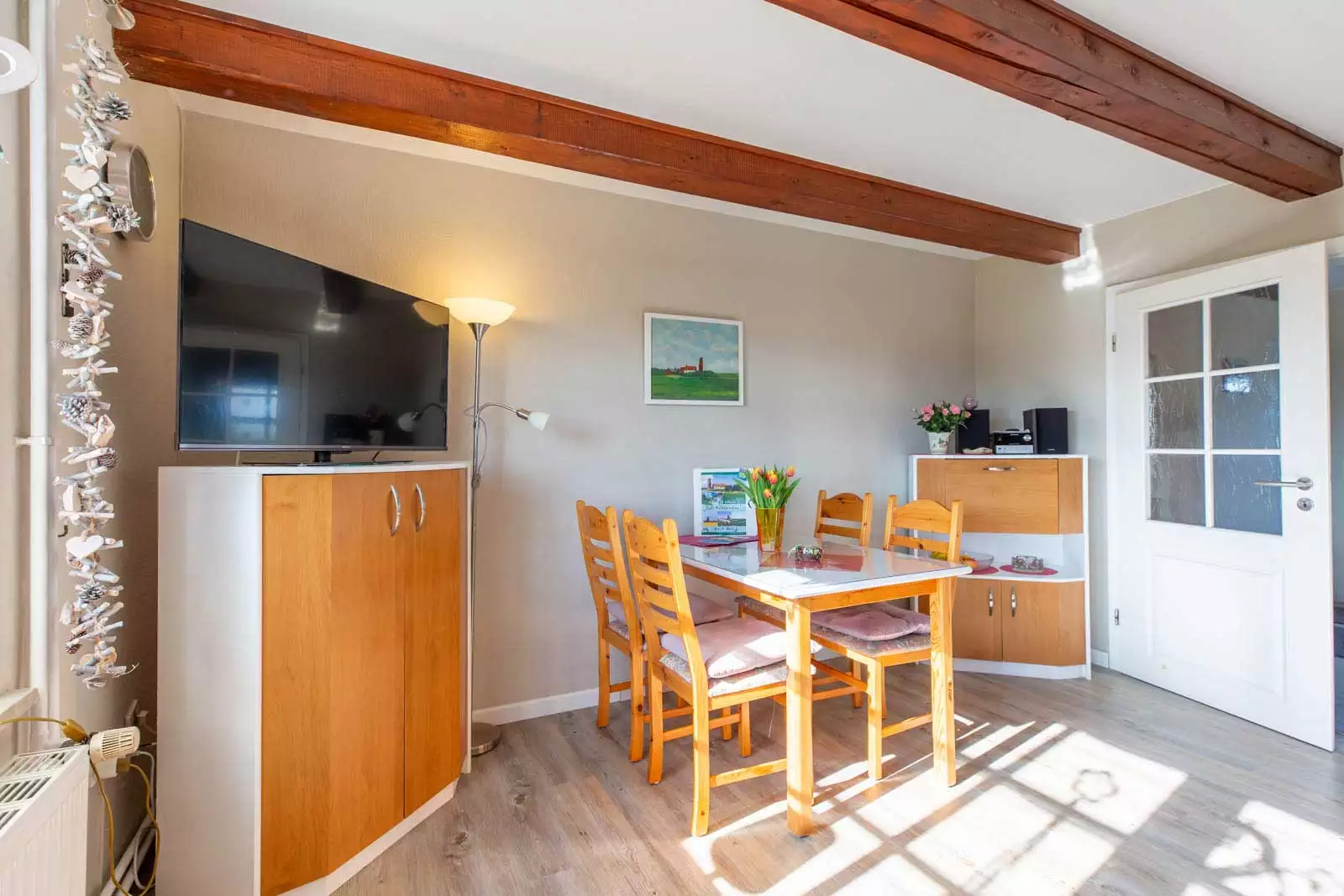 Der helle Essbereich verbindet Wohnzimmer und Flur und lädt zu gemeinsamen Mahlzeiten ein.