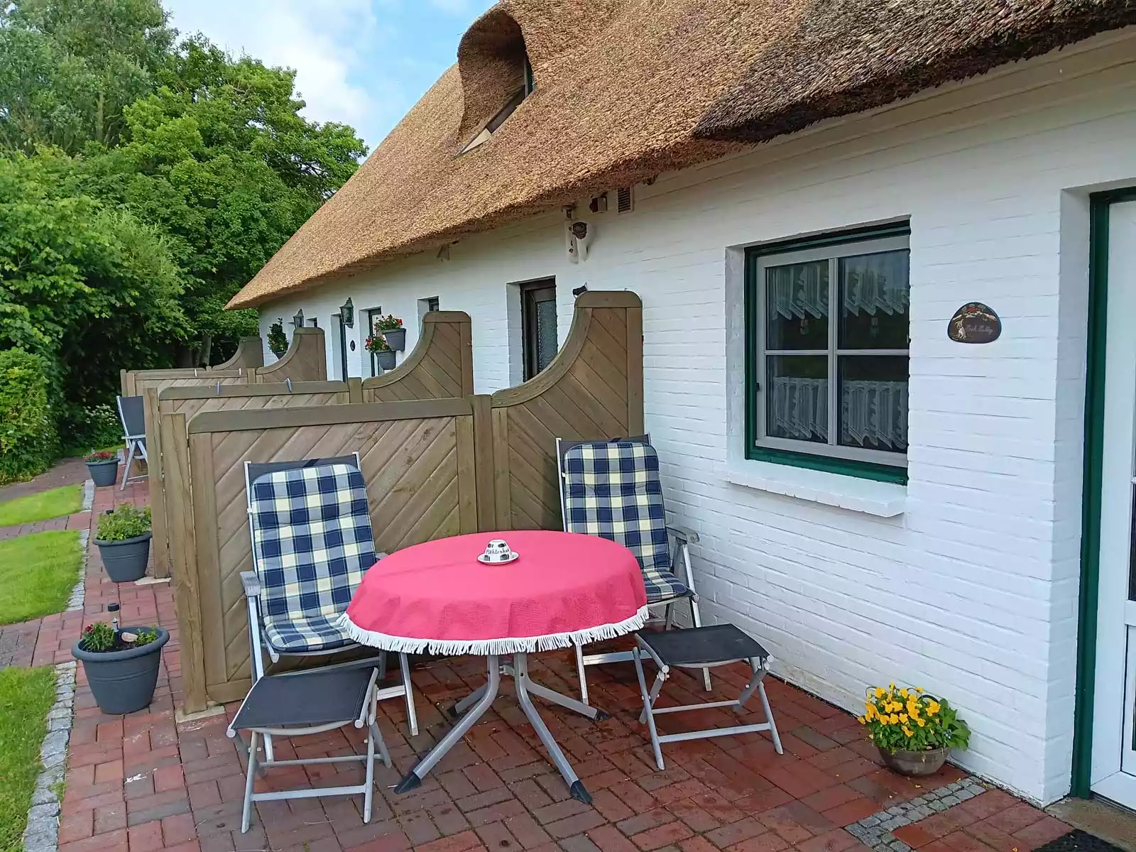 Terrasse der Ferienwohnung Höck Hallig mit Gartenmöbeln auf der Nordseeinsel Pellworm