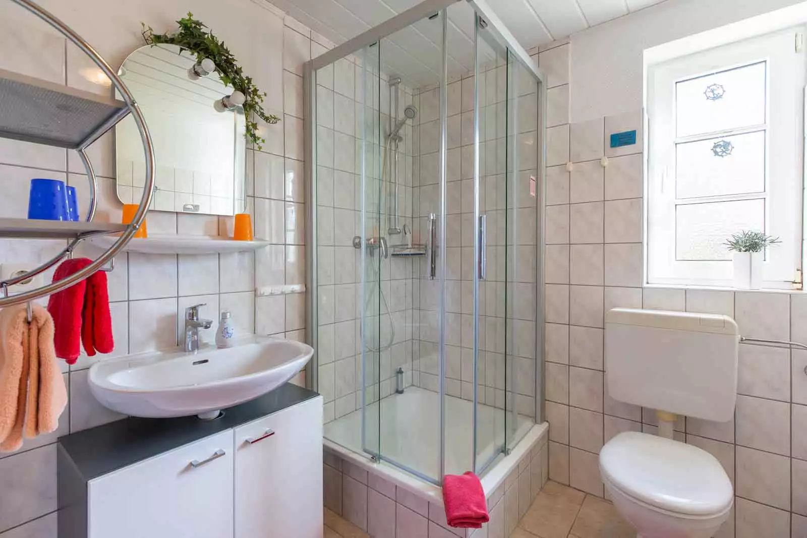 Dusche und Waschbecken im Badezimmer der Ferienwohnung Schimmelreiter