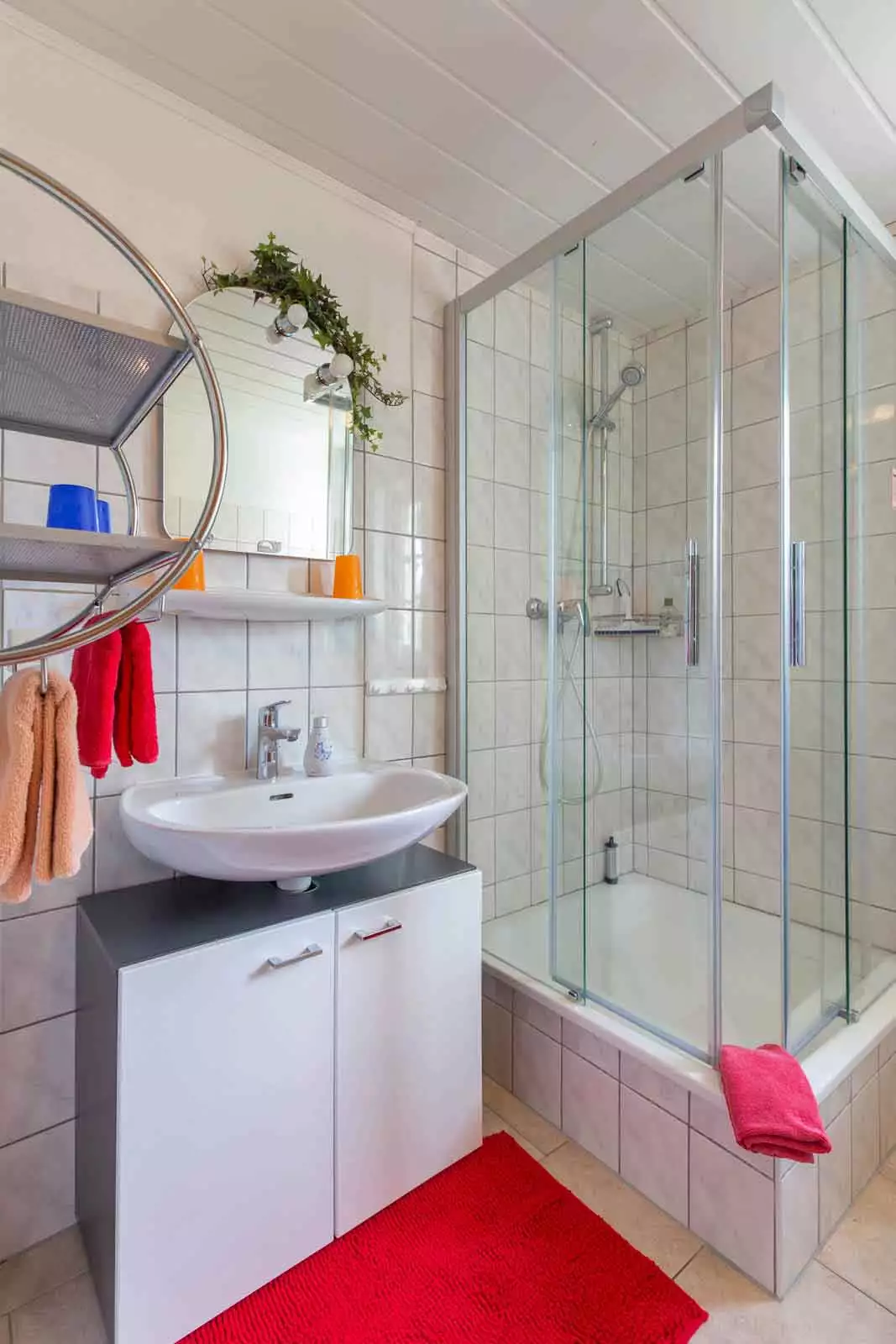 Badezimmer der Ferienwohnung Schimmelreiter mit Dusche, Waschbecken und WC