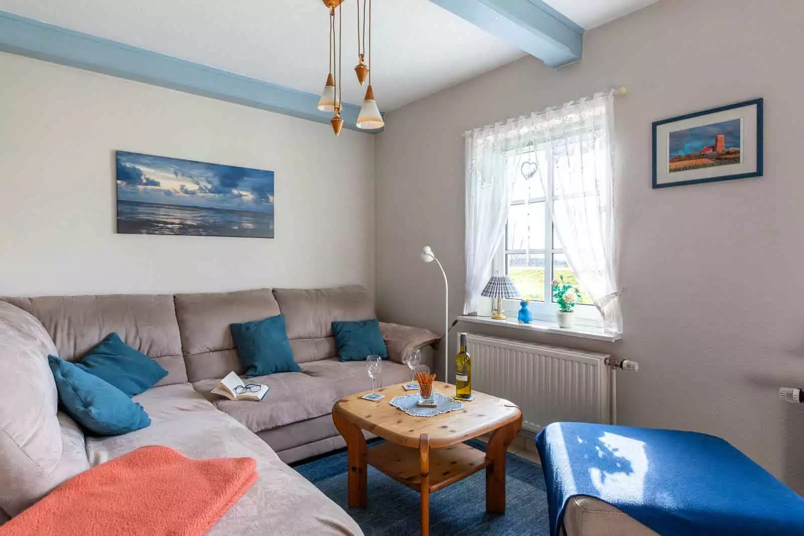 Couchecke mit sonnigem Fensterblick ins Grüne in der Ferienwohnung Schimmelreiter