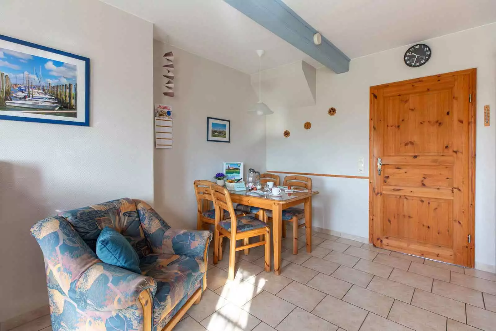 Der Essplatz ist bereits für ein gemütliches Frühstück vorbereitet.