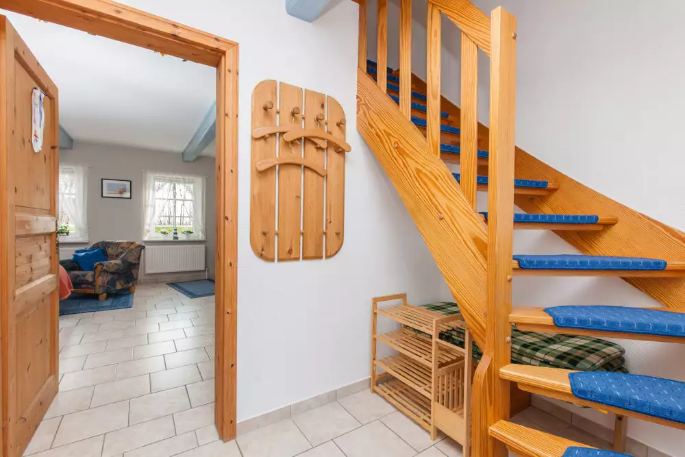 Blick auf das Doppelbett mit Nachttisch im ruhigen Schlafzimmer der Ferienwohnung.