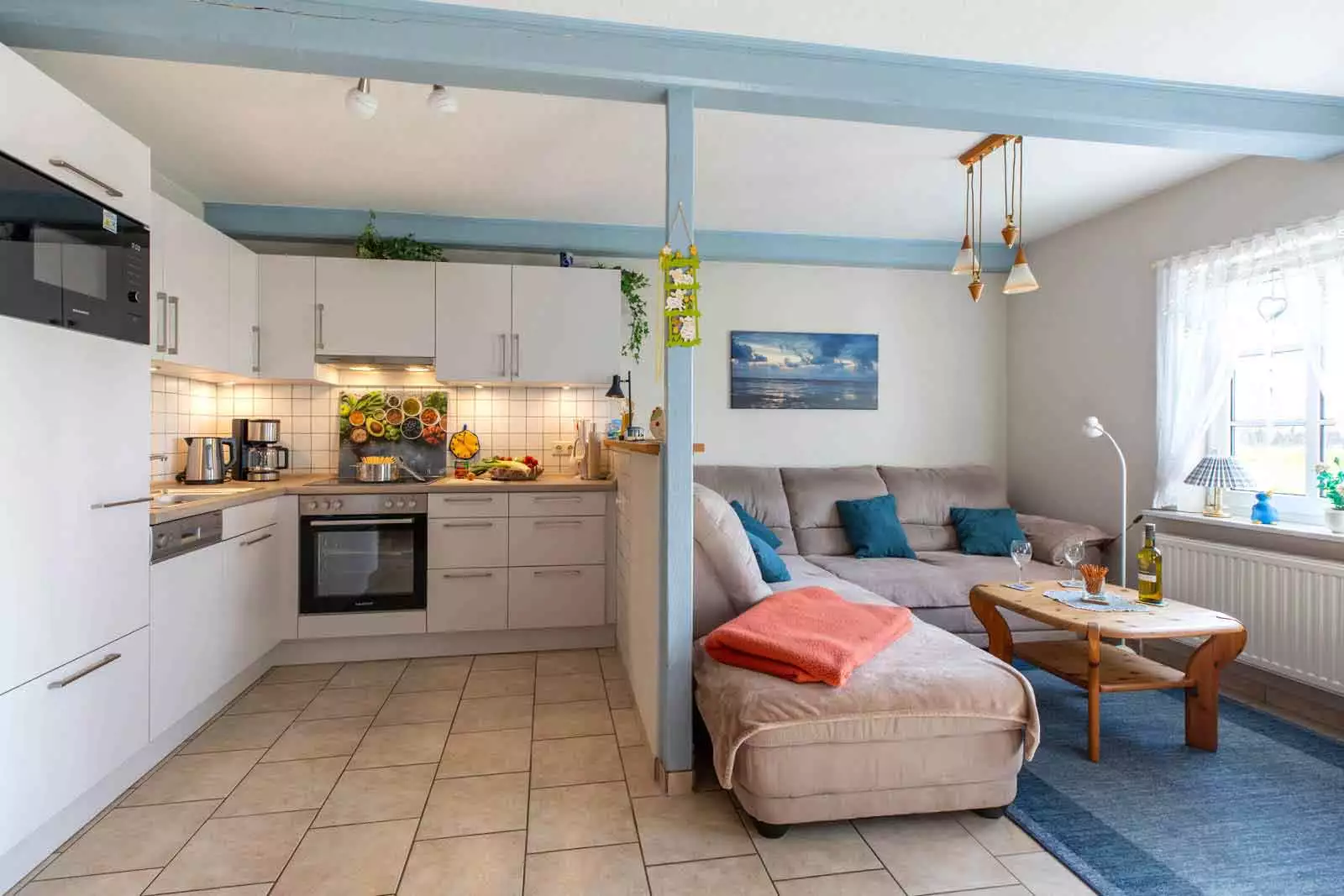 Blick zur Küche und Couchecke in der Ferienwohnung Schimmelreiter