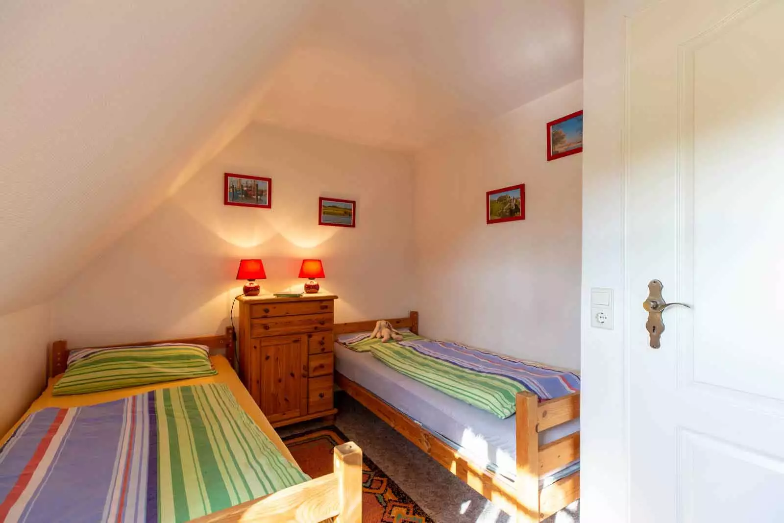 Detailblick auf Dusche und Waschbereich im Badezimmer.