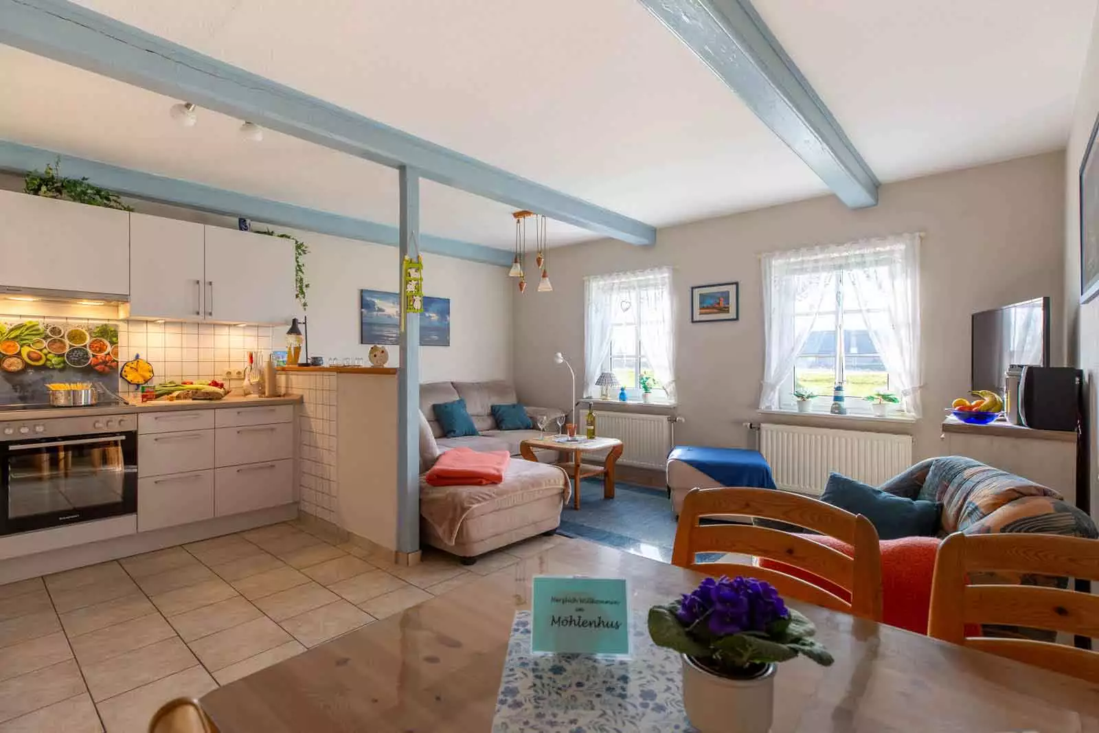 Schlafzimmer mit Doppelbett und Nachttisch in der Ferienwohnung Schimmelreiter