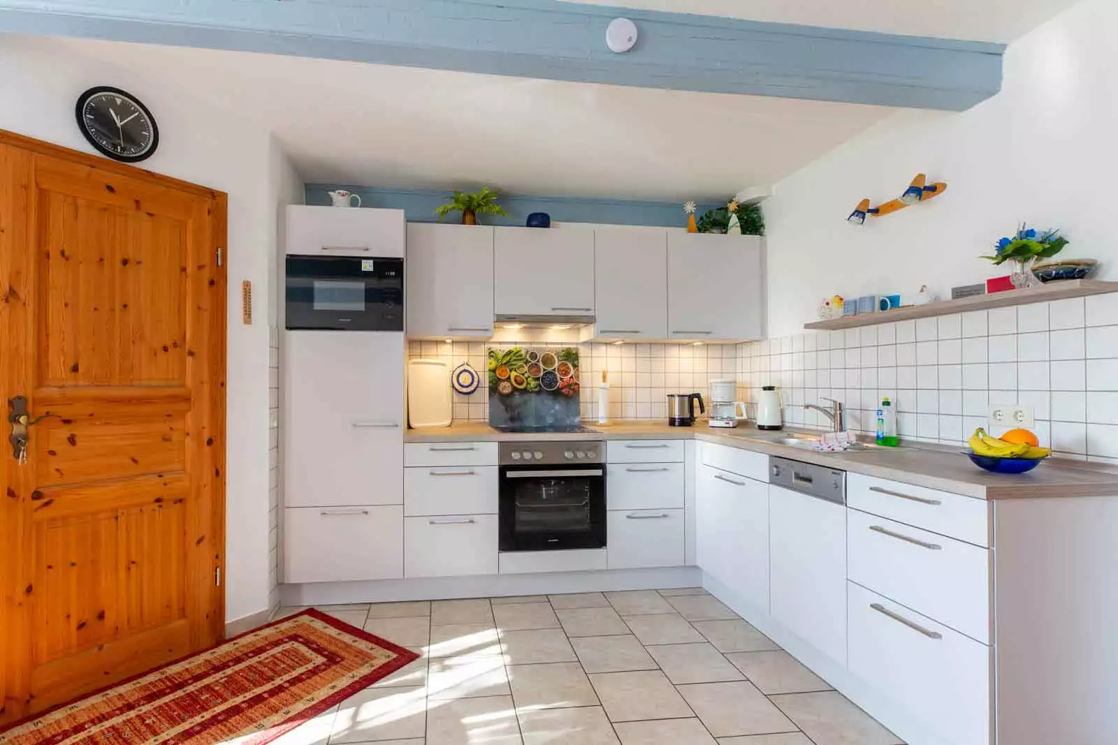 Helle Einbauküche in der Ferienwohnung Springflot auf Pellworm