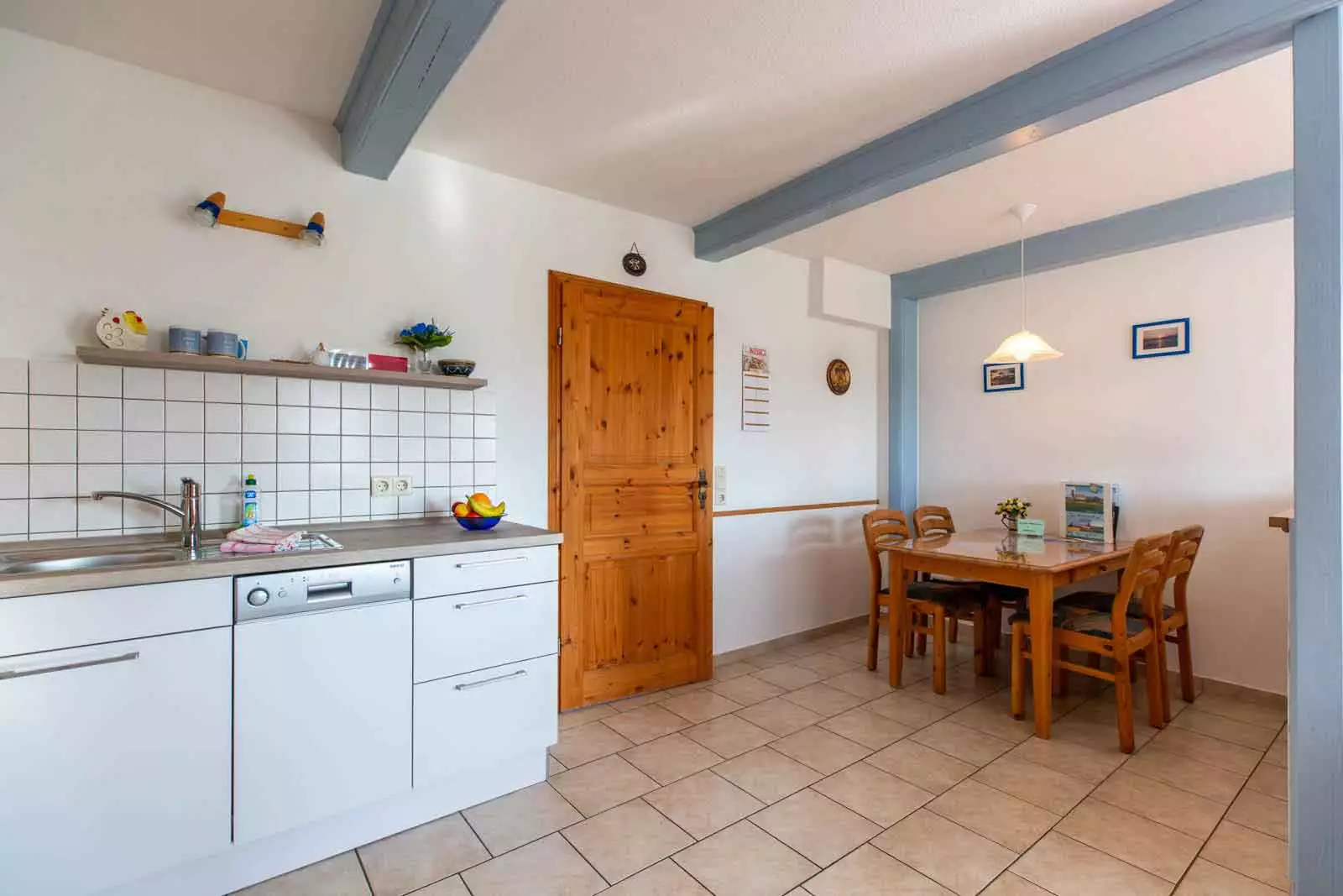 Die moderne Einbauküche bietet alles für entspannte Urlaubstage in der Ferienwohnung Springflot.