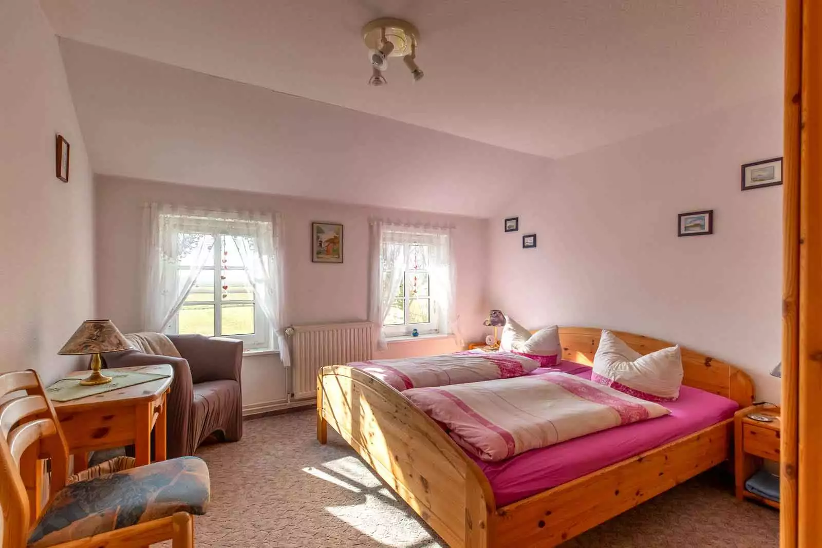 Der offene Wohnraum verbindet Essplatz und gemütliche Sitzecke zu einem wohnlichen Mittelpunkt.