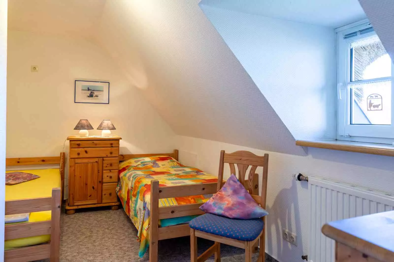 Schlafzimmer mit zwei Einzelbetten in der Ferienwohnung Springflot