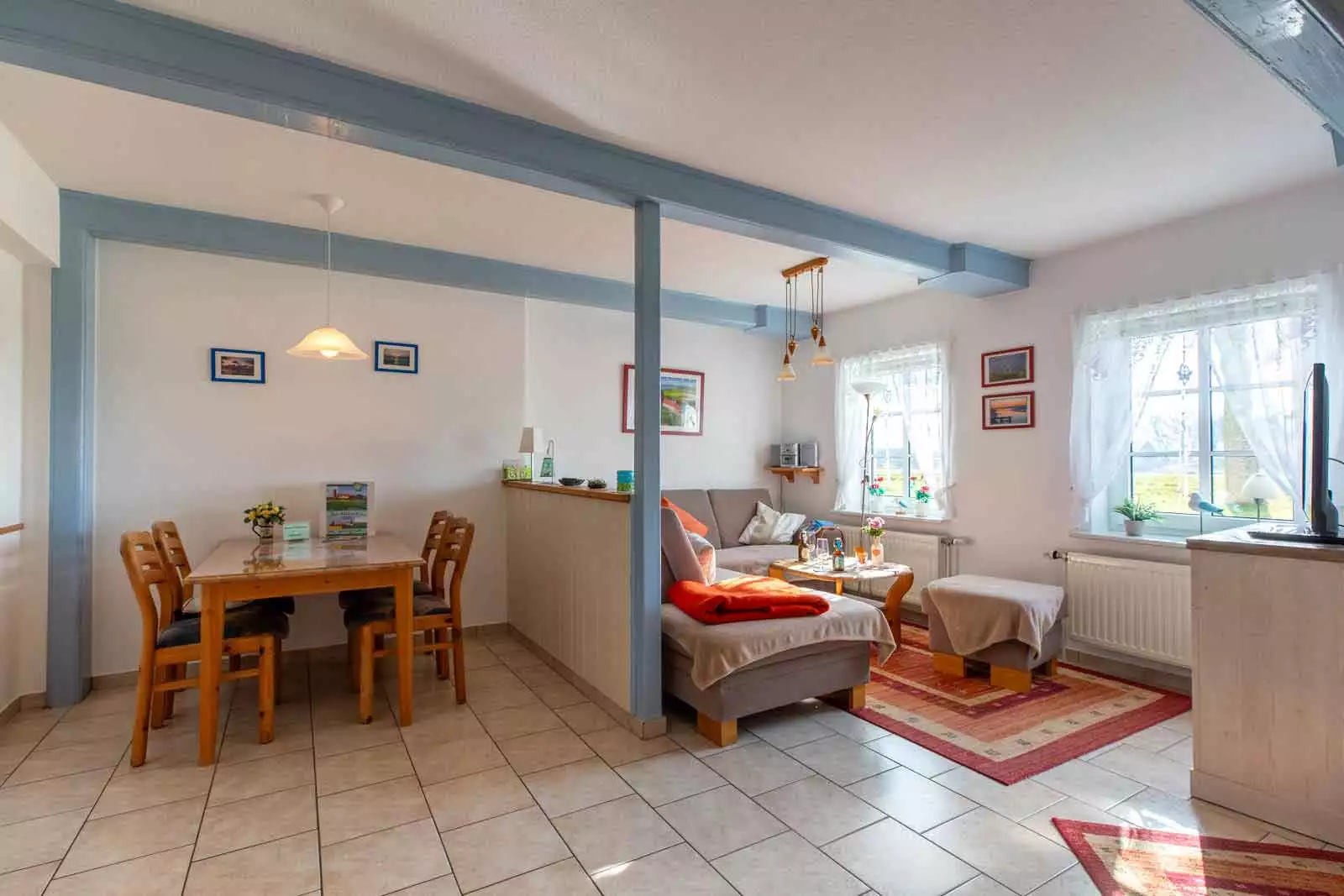 Wohnbereich mit Essecke und Couchecke in der Ferienwohnung Springflot