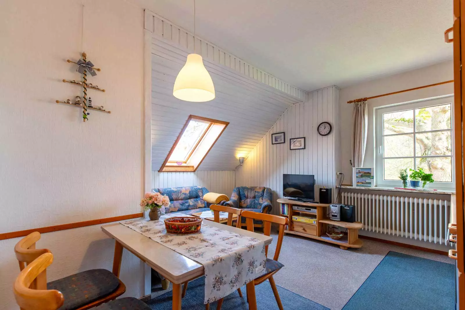 Der Eingangsbereich mit Garderobe verbindet die Räume der Ferienwohnung.