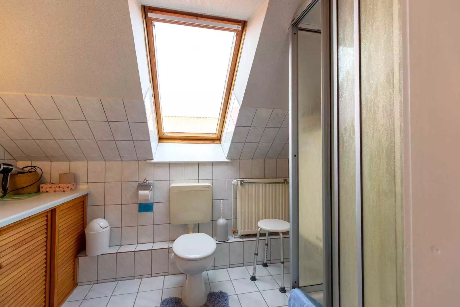 Der Waschtischbereich im Badezimmer bietet ausreichend Platz für den Start in den Urlaubstag.