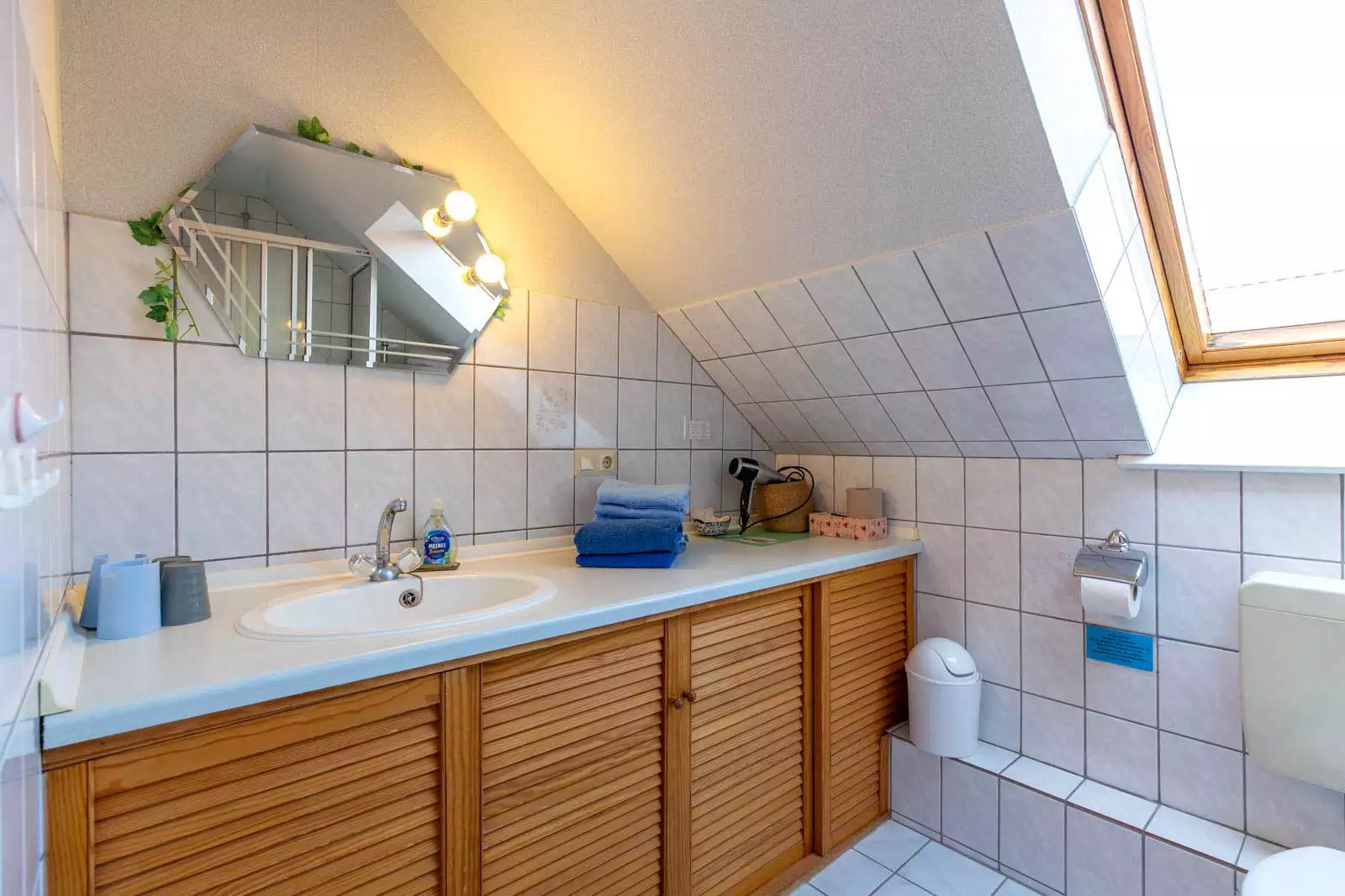 Das gemütliche Schlafzimmer mit Doppelbett sorgt für erholsame Nächte im Urlaub.