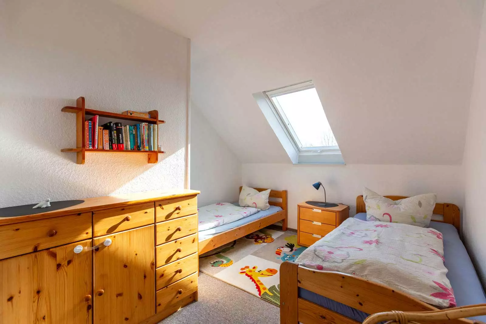 Schlafzimmer mit zwei Einzelbetten in der Ferienwohnung Morgensünn