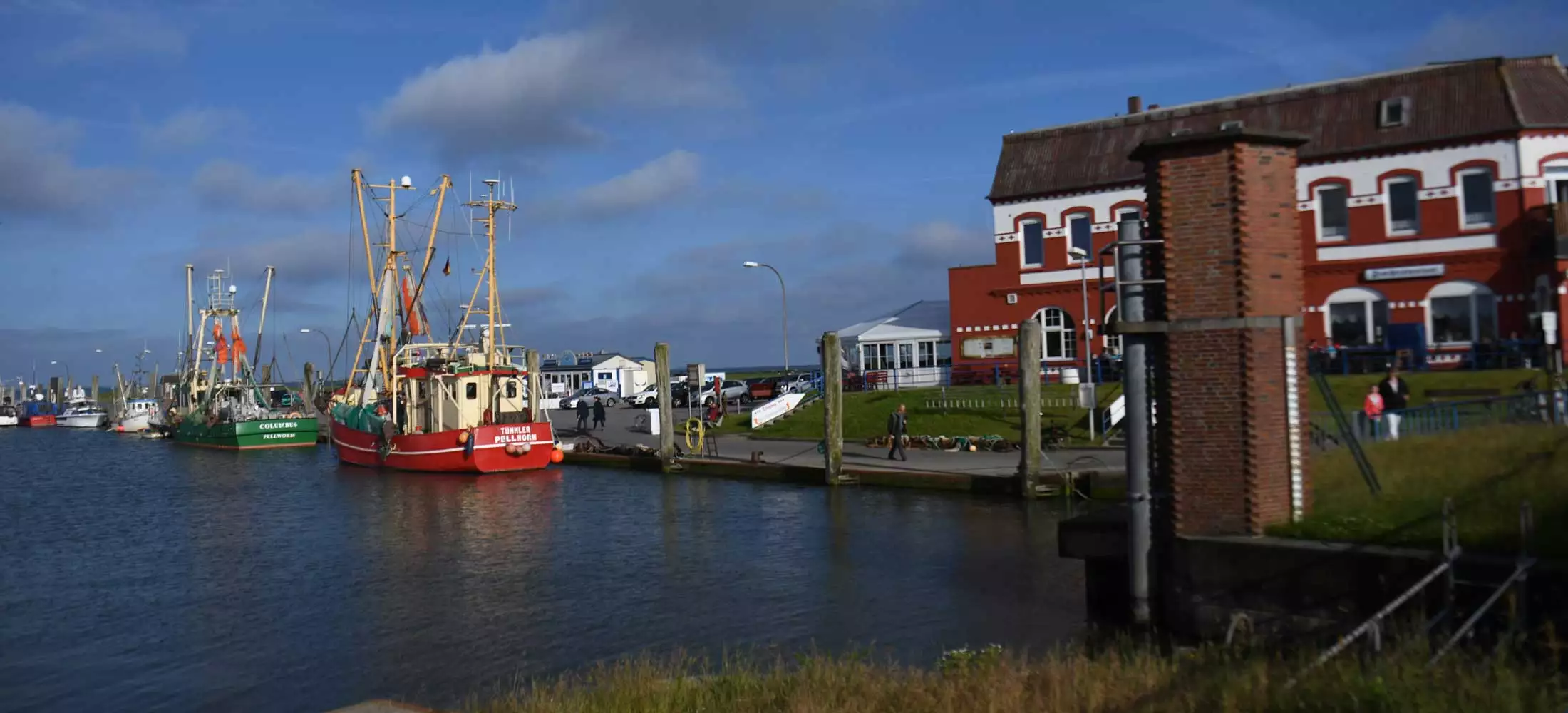 Alter Hafen mit Krabbenkuttern, Restaurants und Bistros