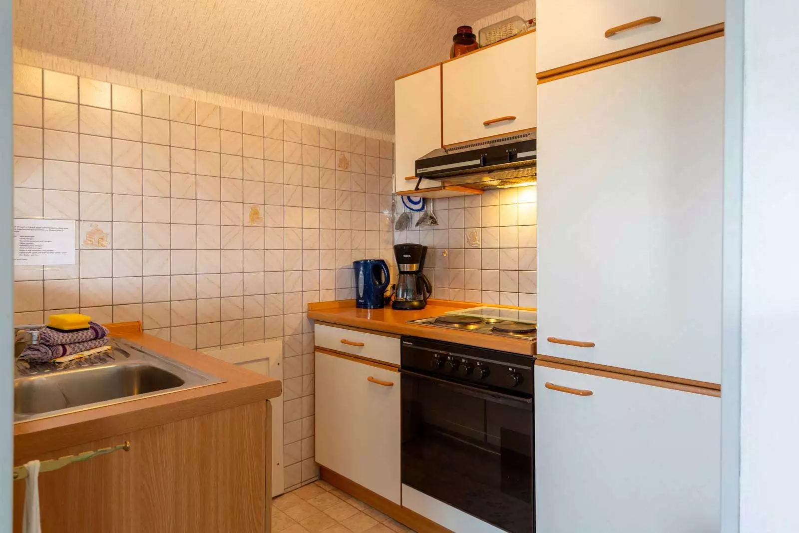 Kompakte Küche der Ferienwohnung für kleine Mahlzeiten