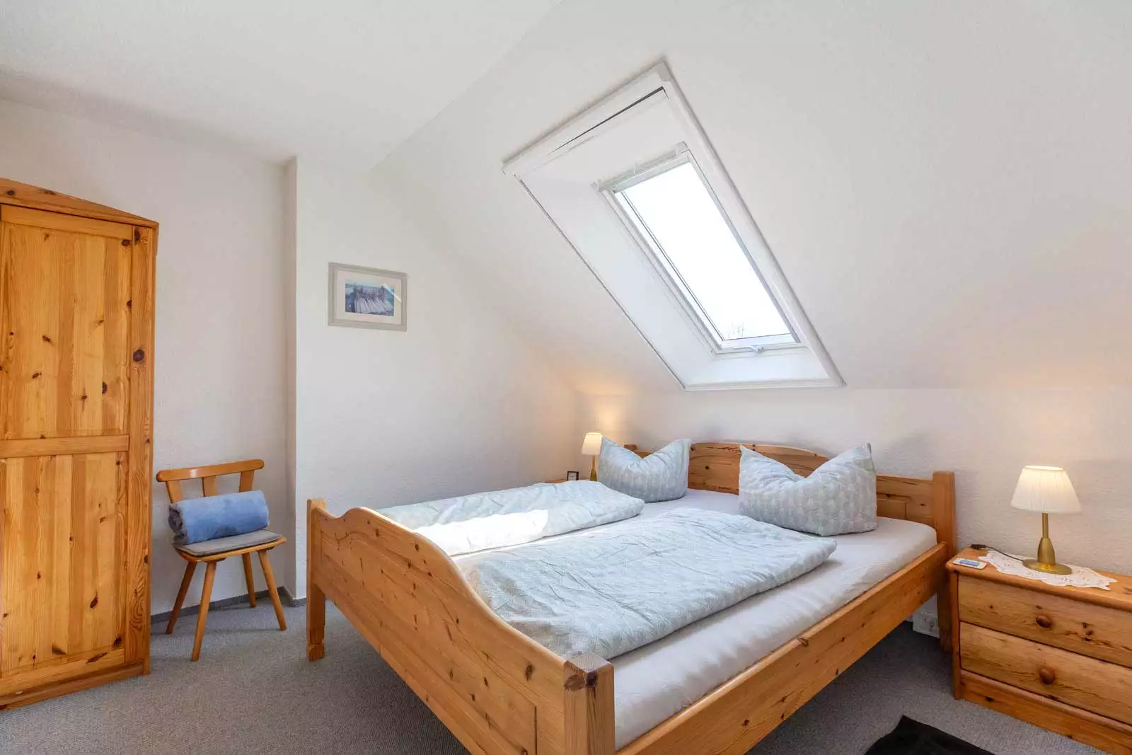 Helles Schlafzimmer mit Doppelbett und Kleiderschrank