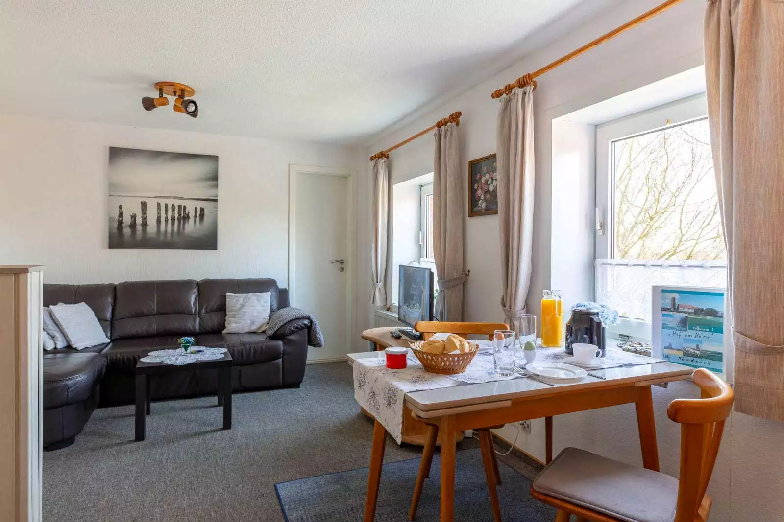 Der kleine Flur mit Garderobe verbindet die Räume der Ferienwohnung.