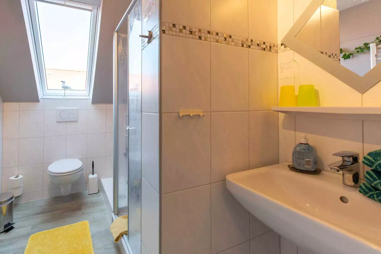 Badezimmer mit Dusche, Waschbecken und WC in der Ferienwohnung Abendsünn