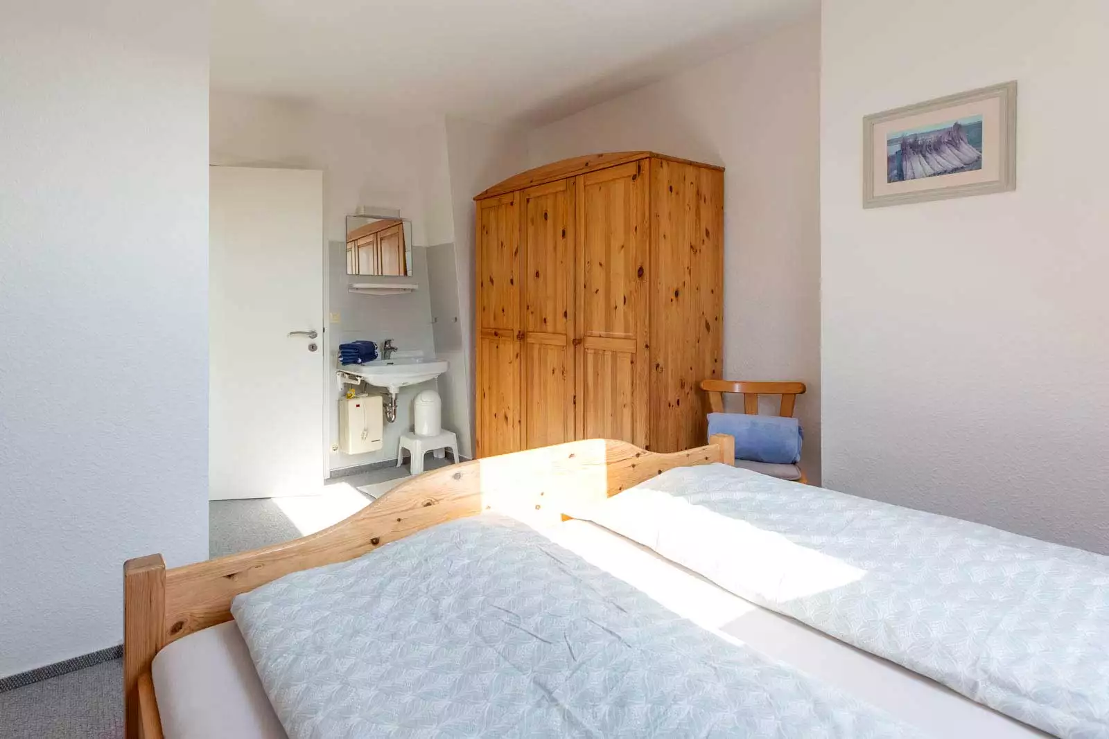 Das gemütliche Schlafzimmer mit Doppelbett sorgt für erholsame Nächte.