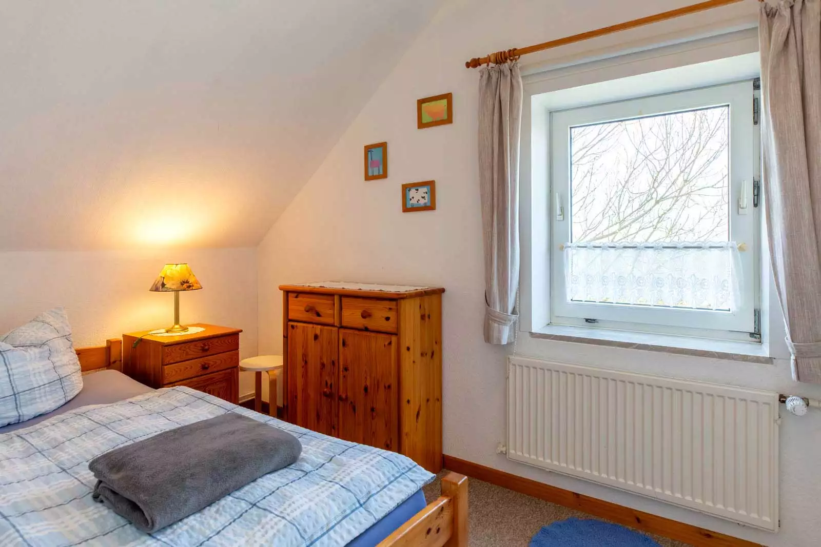 Das kleine Schlafzimmer mit Einzelbett verbindet die beiden Schlafräume der Wohnung.