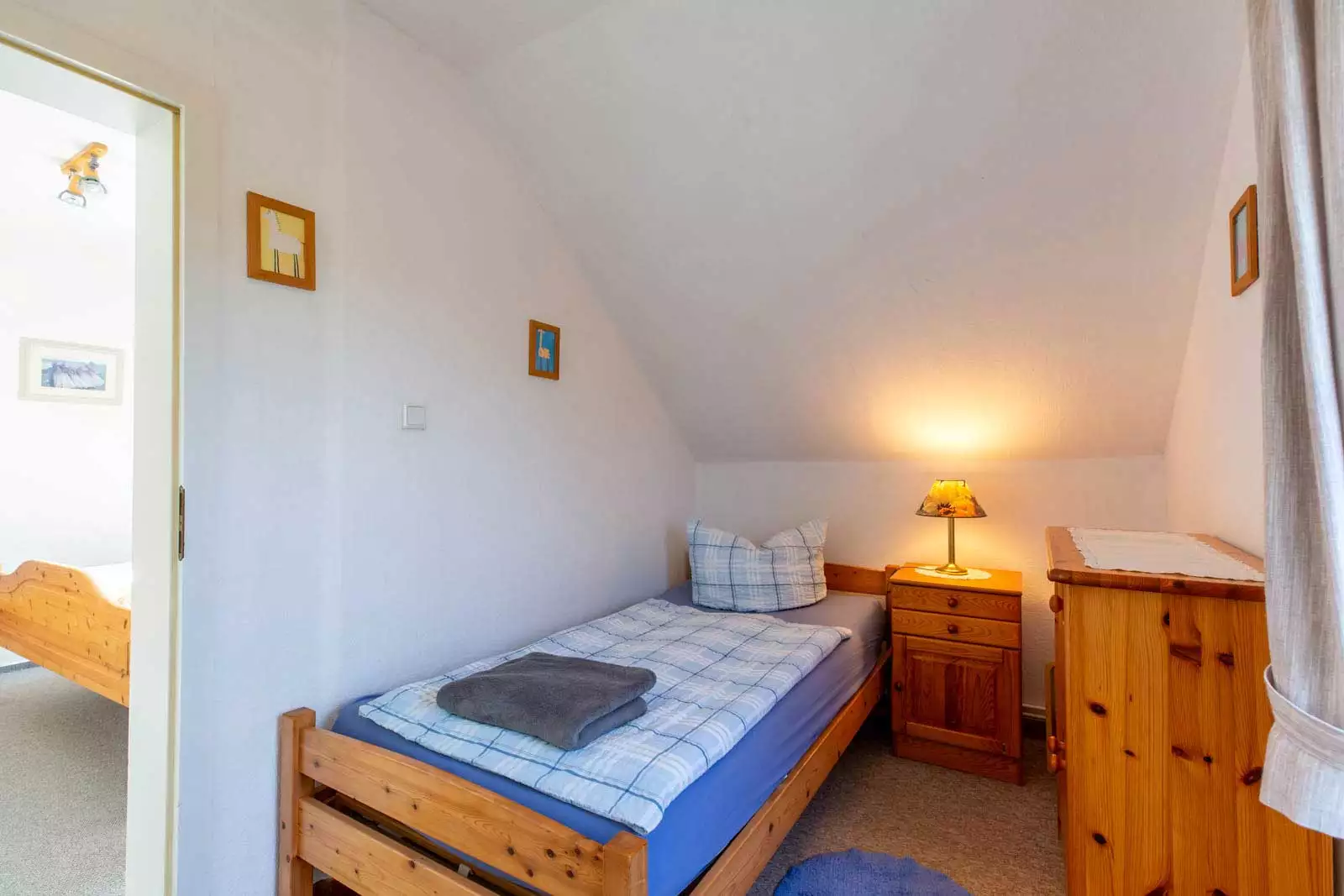 Die kompakte Küche bietet alles für kleine Mahlzeiten während des Urlaubs.