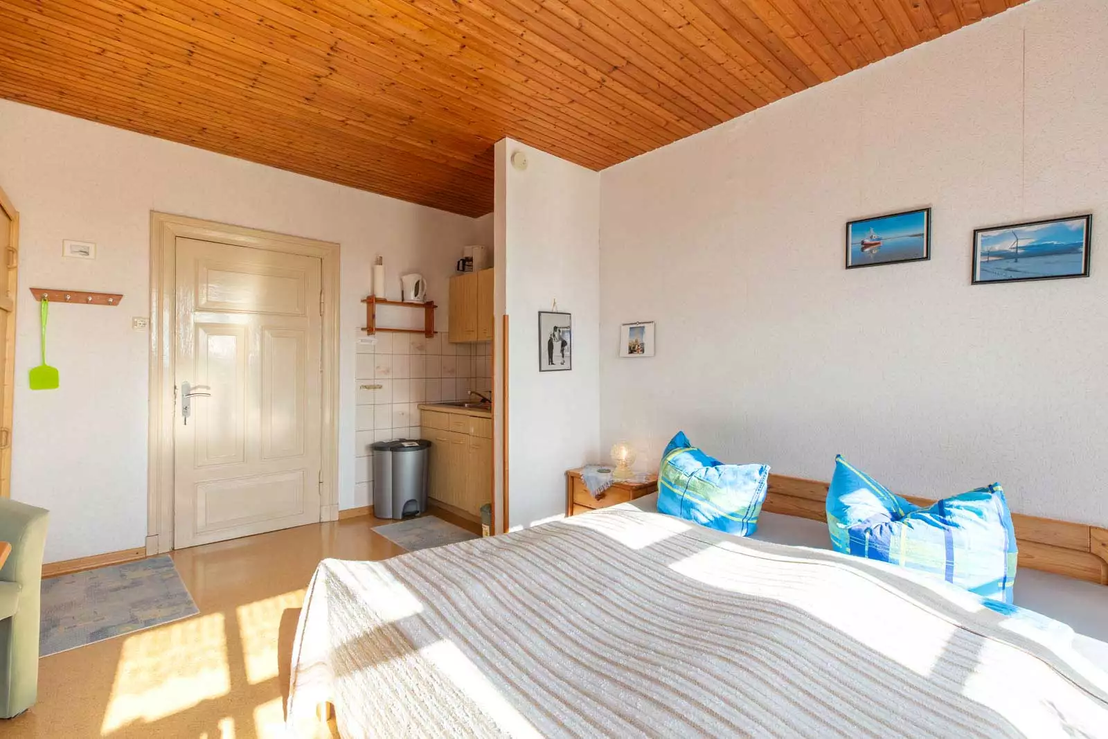 Der kleine Sitzbereich mit Tisch und zwei Sesseln lädt zu einem Glas Wein am Abend ein.