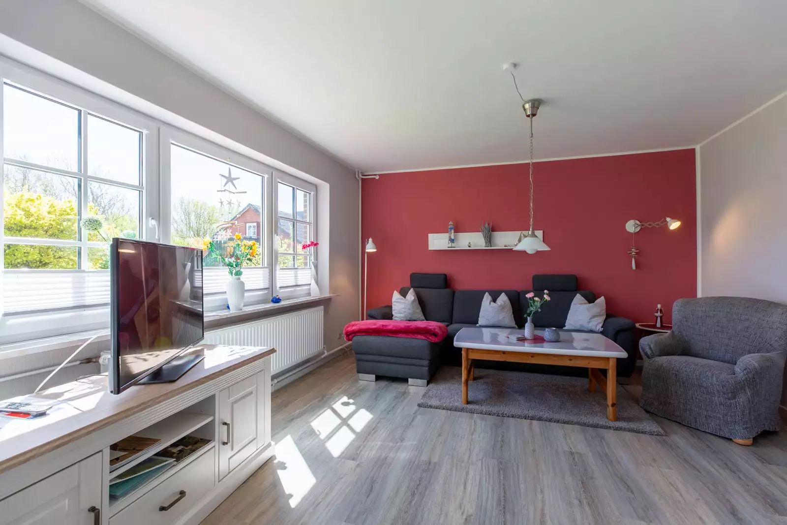 Wohnraum der Ferienwohnung Heimathafen mit Couchecke und Tisch