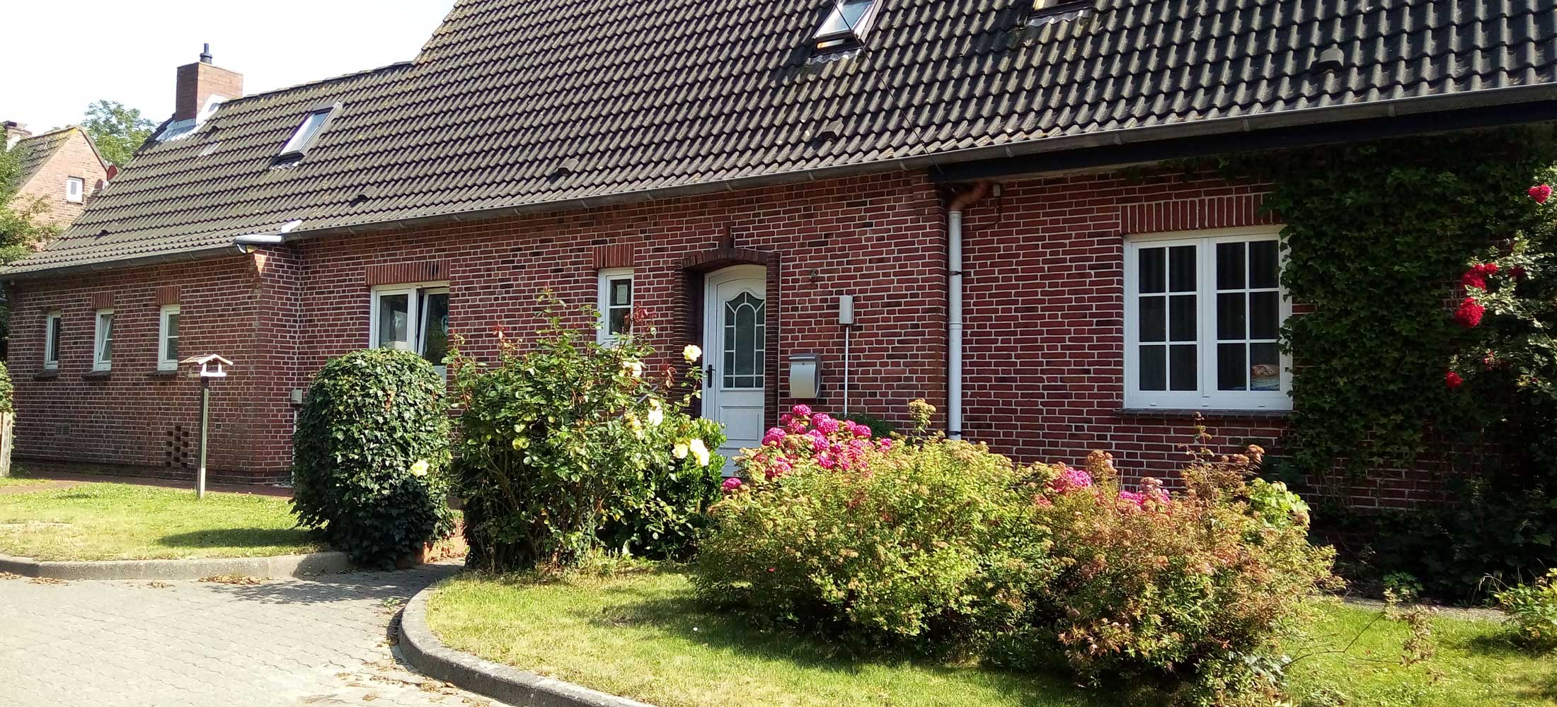 Haus Hafennähe mit Garten und Blumen - Eingang zur Ferienwohnung