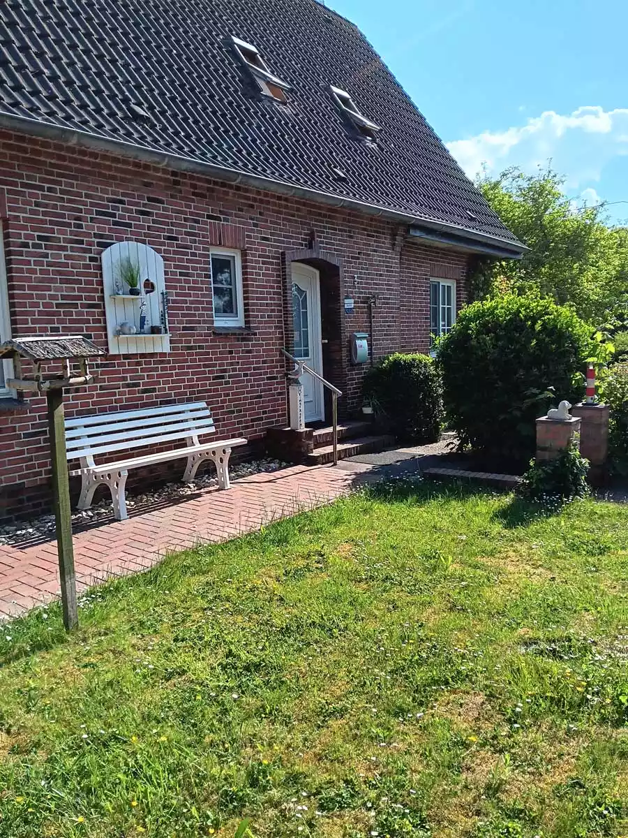 Außenansicht des Hauses Hafennähe mit Eingang zur Ferienwohnung Heimathafen auf Pellworm