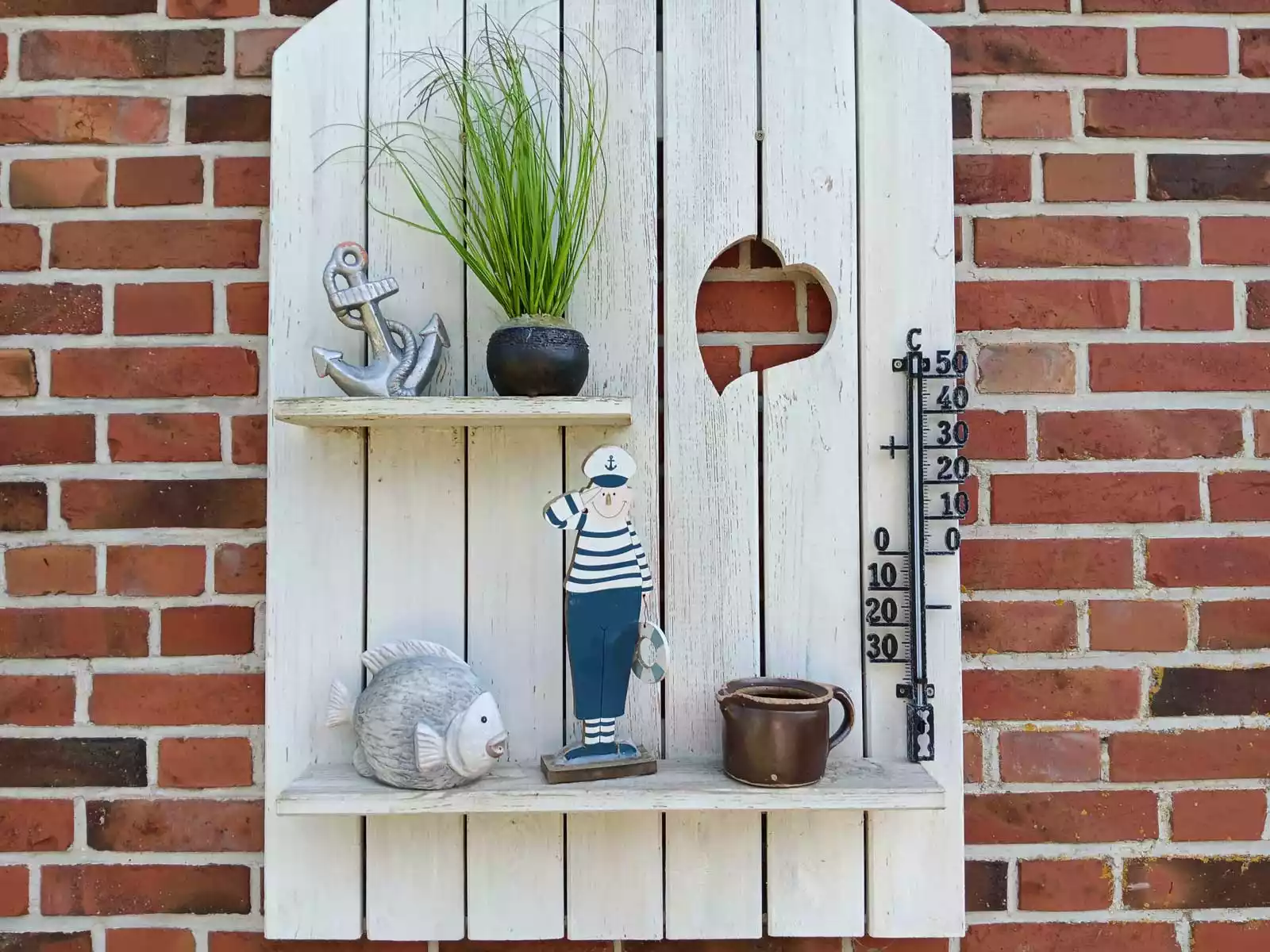 Dekoration an der Klinker-Außenwand des Hauses Hafennähe auf Pellworm