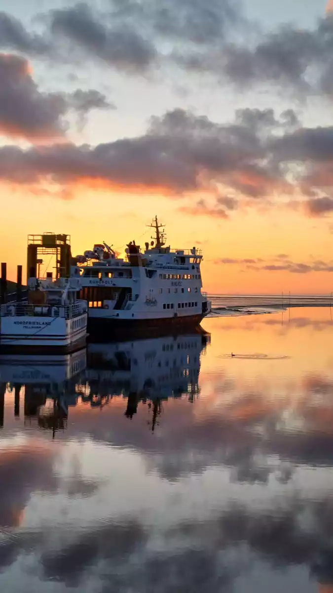 Sonnenaufgang am Hafen von Pellworm mit Schiffen in ruhiger Morgenstimmung