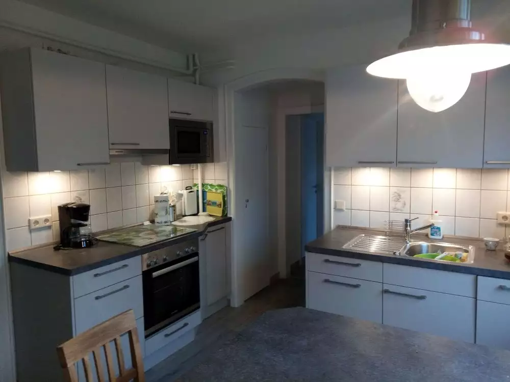 Komplett ausgestattete Küche der Ferienwohnung Heimathafen