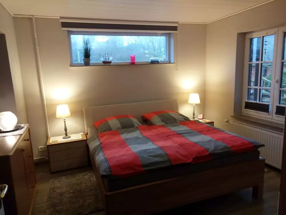 Schlafzimmer der Ferienwohnung Heimathafen mit Doppelbett im Erdgeschoss