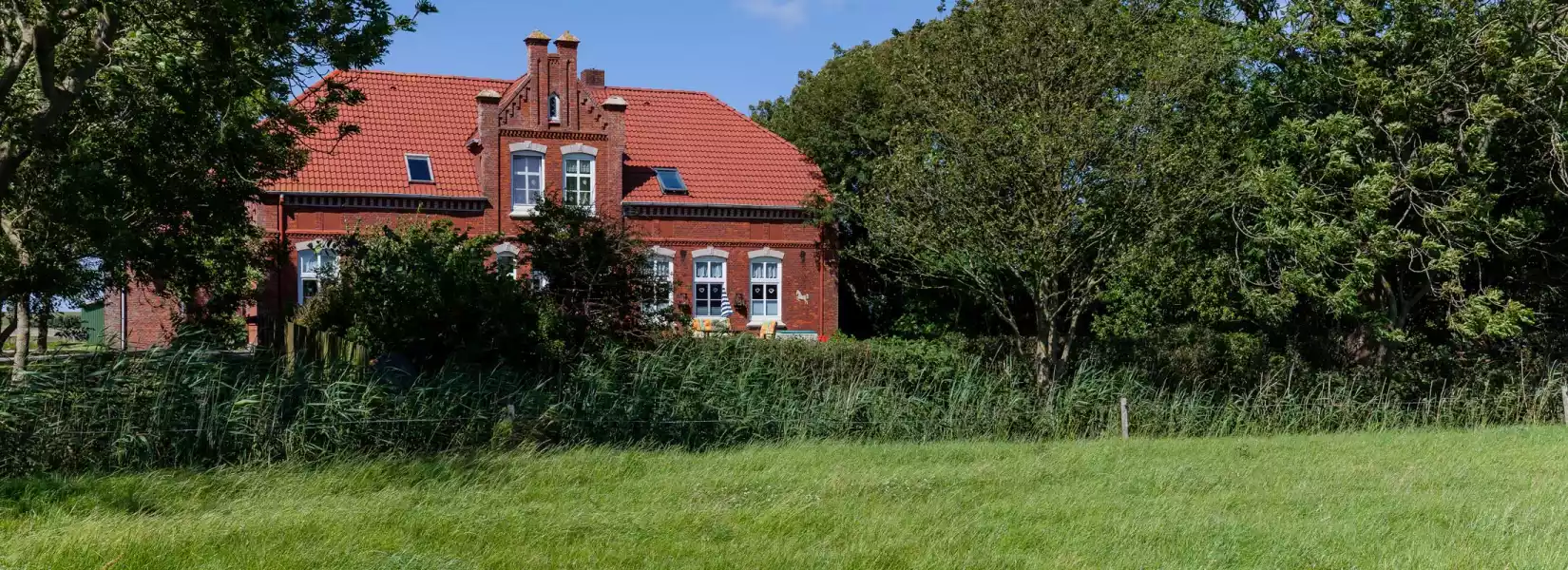 Hof am Hörn im Grünen - Vorderansicht mit Terrassenmöbeln