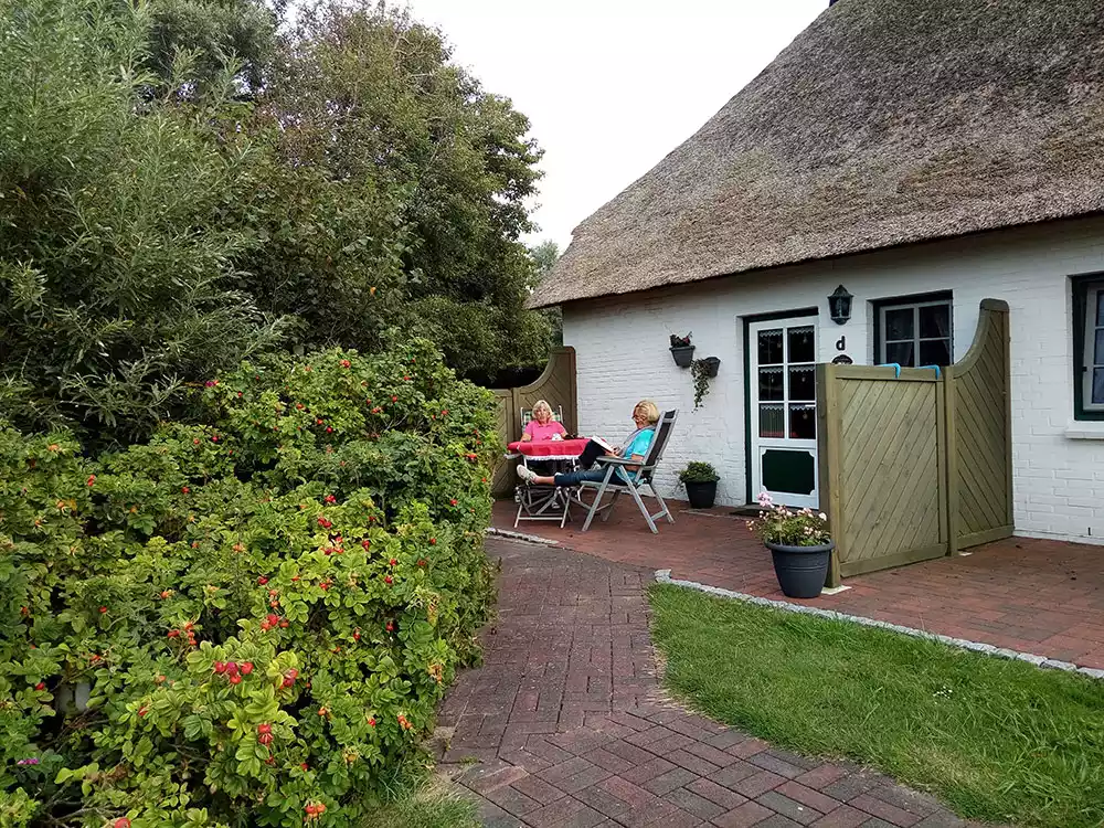 Die Glaskugel spiegelt Himmel und Landschaft – ein besonderer Blick auf die Natur der Nordseeinsel.