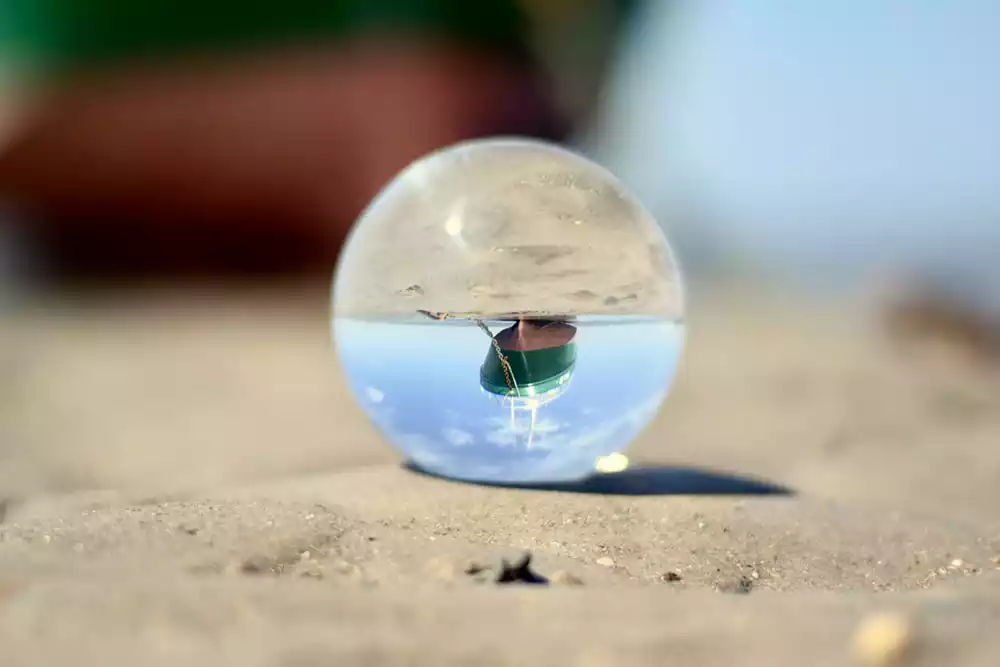 Ein Stück hausgemachter Streuselkuchen mit Sahne – kleine Genussmomente im Urlaub zu zweit.