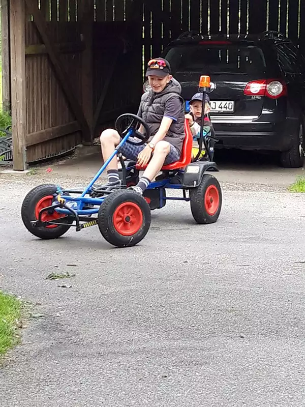 Familien genießen einen Sommertag am Deich auf Pellworm – Strandkörbe, Nordseeluft und Badefreude für Groß und Klein.