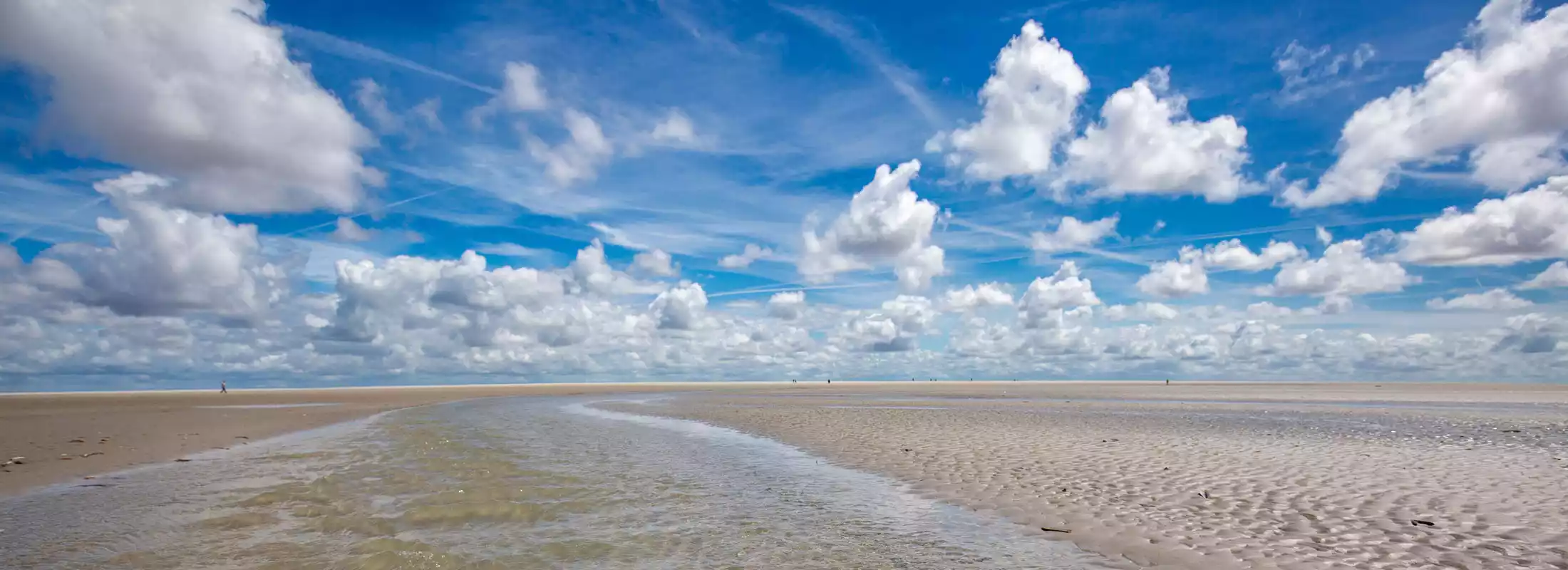 Typisch nordischer Himmel - blauer Himmel, Wolken und unendliche Weite im Watt