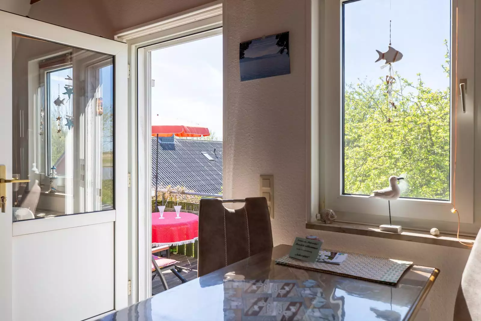 Essplatz der Ferienwohnung Ankerplatz am Fenster mit Balkontür
