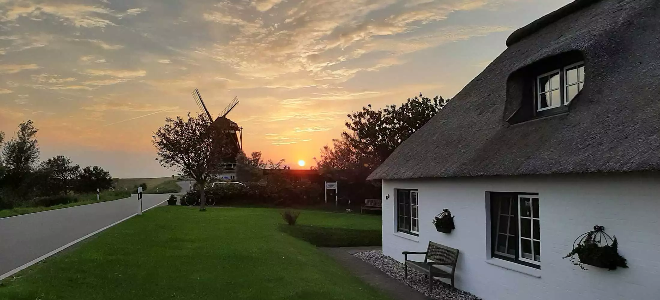Sonnenuntergang über dem Deich gleich in der Nähe vom Ferienhaus Dat Möhlenhus und herrlicher Blick zur Nordermühle