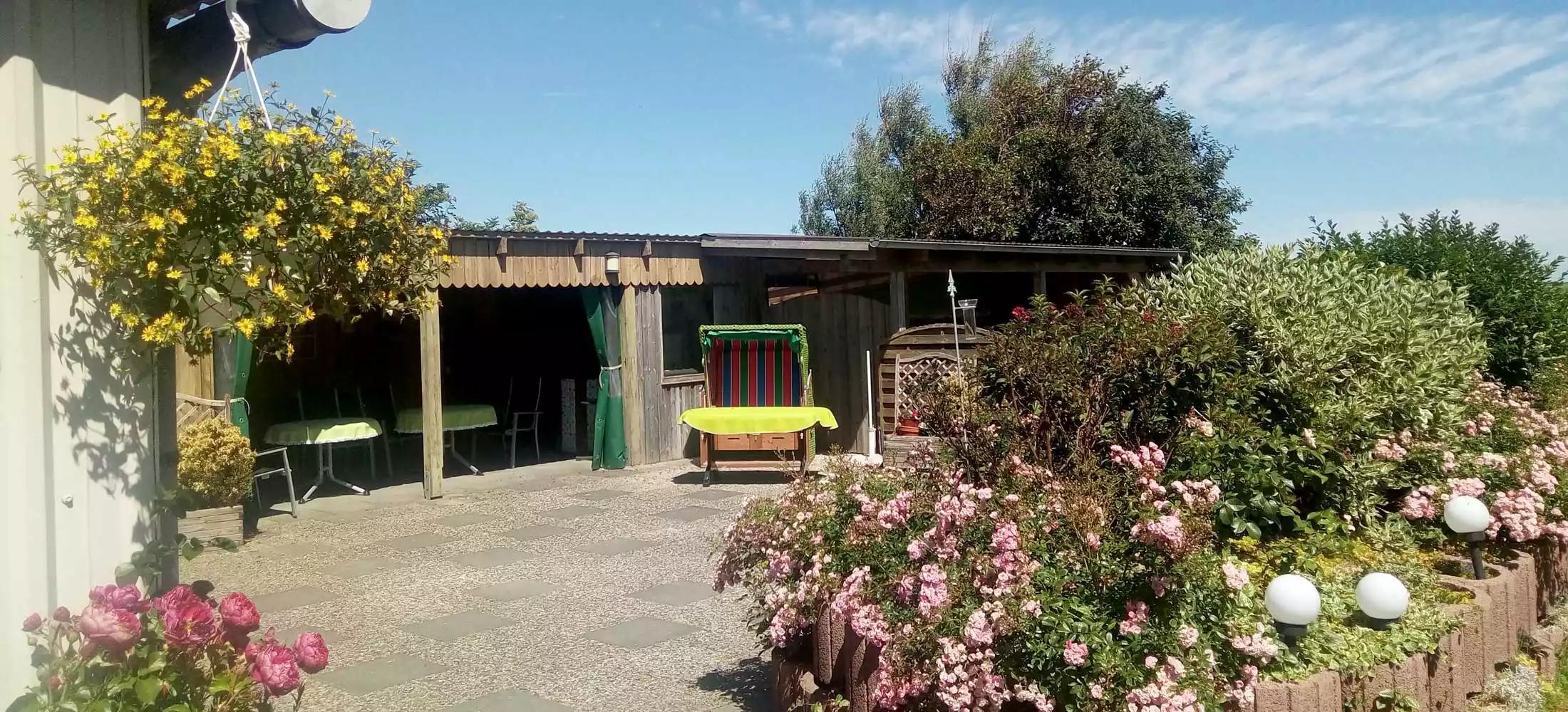 Garten mit gemütlichen Sitzecken, Blumen - sonnige wie auch schattige Plätze zum Erholen