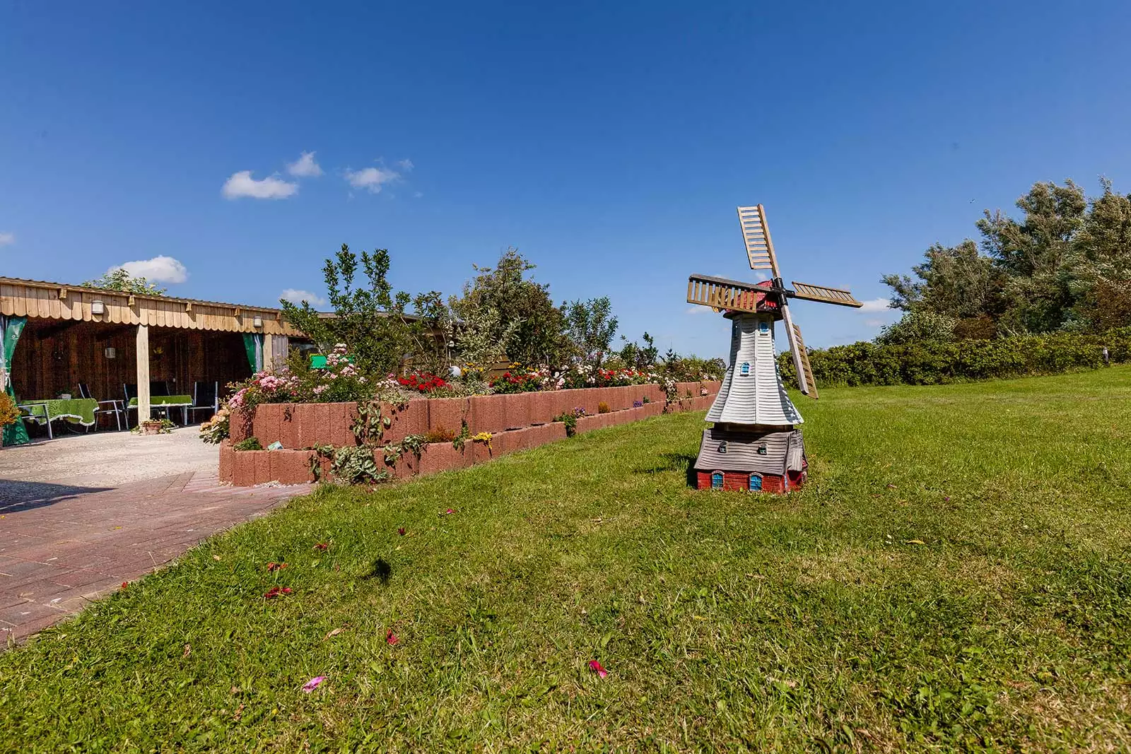 Gartenfläche am Ferienhaus Dat Möhlenhus auf Pellworm mit Wiese und blauem Himmel