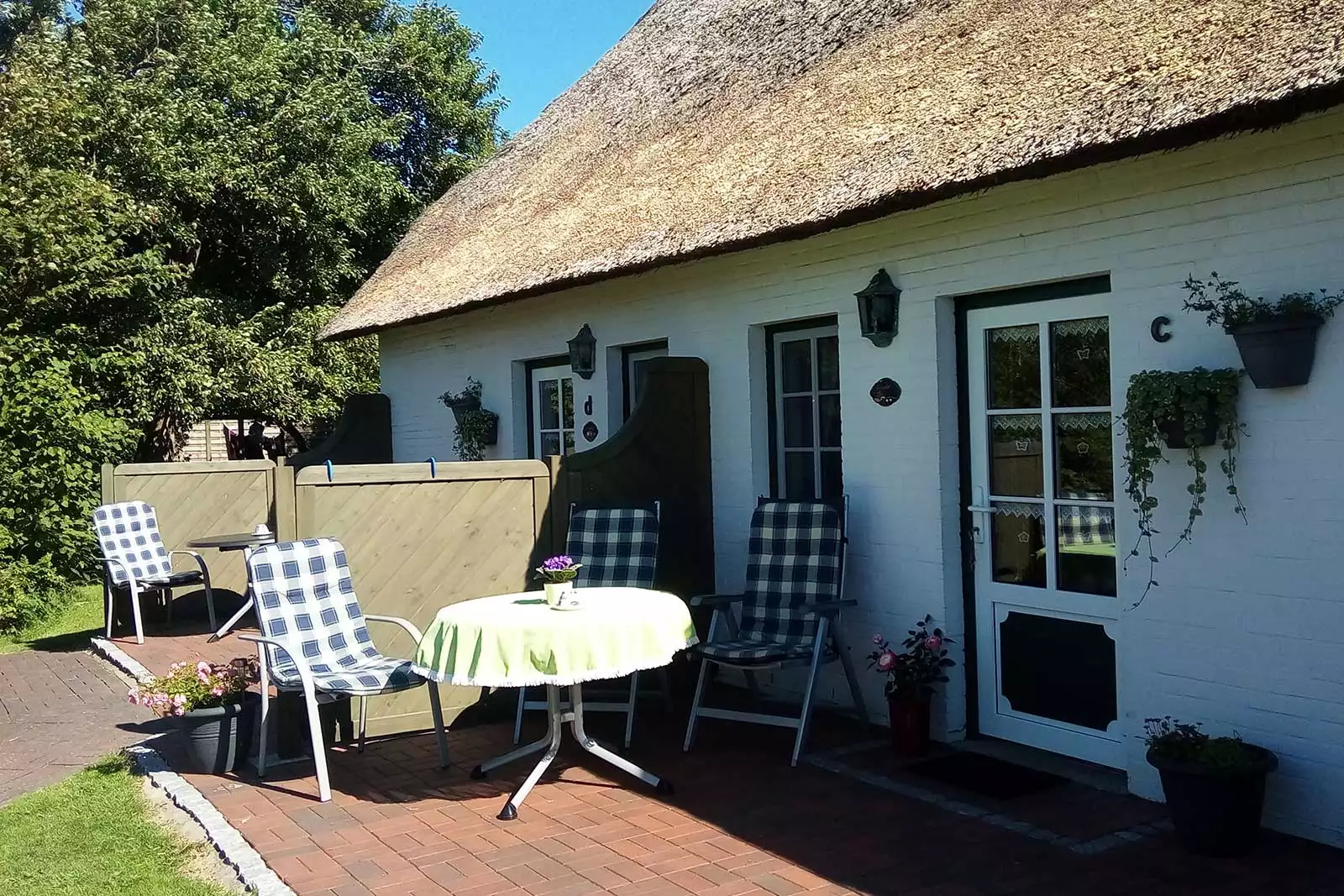 Die großzügige Grünfläche lädt zum Entspannen, Spielen und Genießen der Nordseeluft ein.